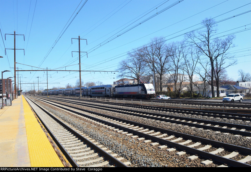 NJT Train # 7628 Briefly Stops at Linden Station